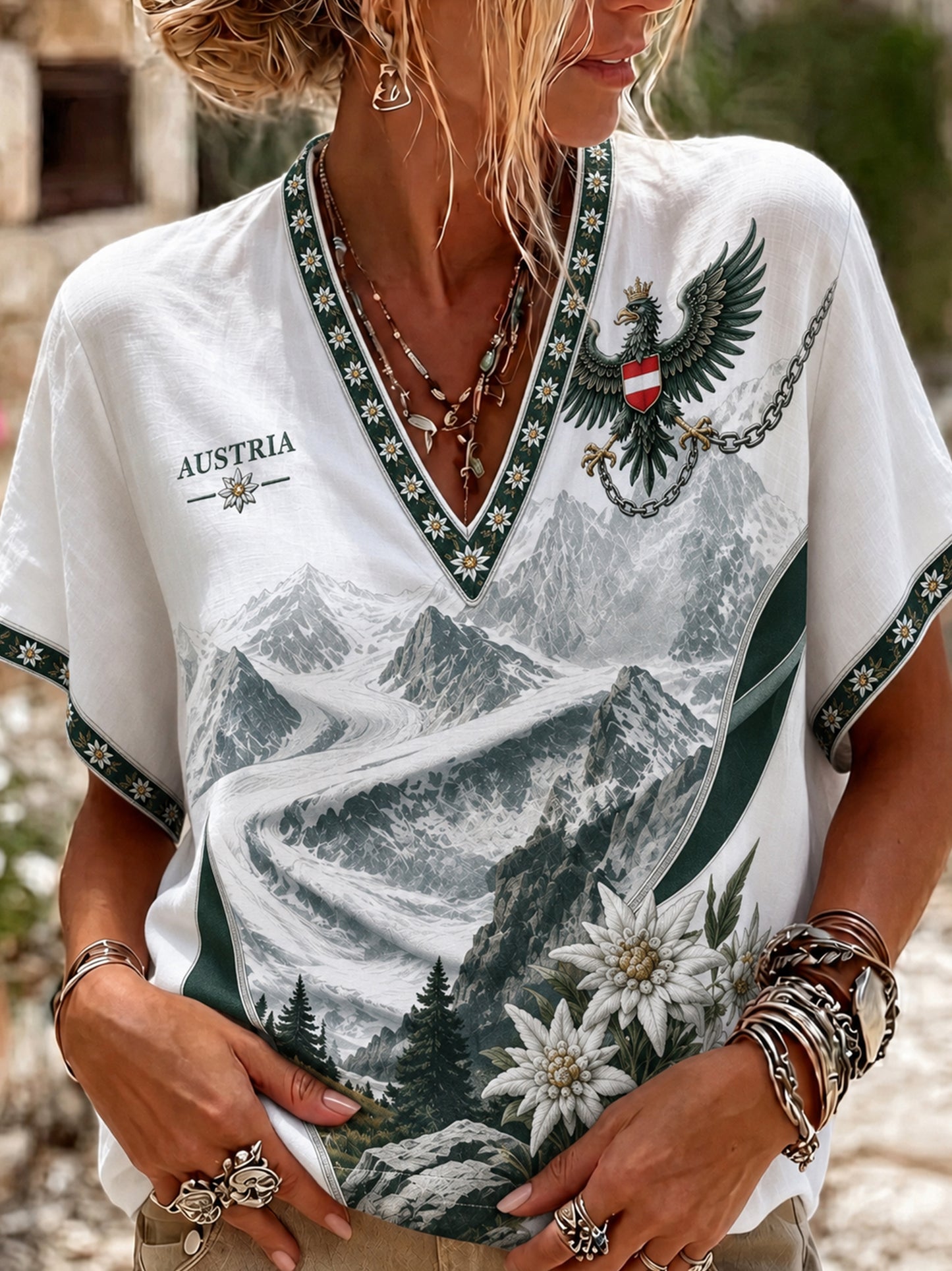 Damen-Top mit V-Ausschnitt und künstlerischem Druck österreichischer Naturlandschaftselemente