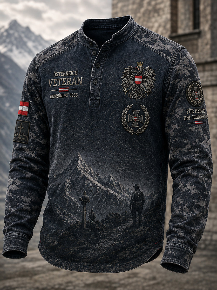 Herren-T-Shirt im österreichischen Militärstil mit Aufdruck und Knöpfen, lässig geschnitten