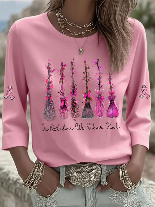 Frauen im Oktober tragen wir rosa bedrucktes lässiges T-Shirt