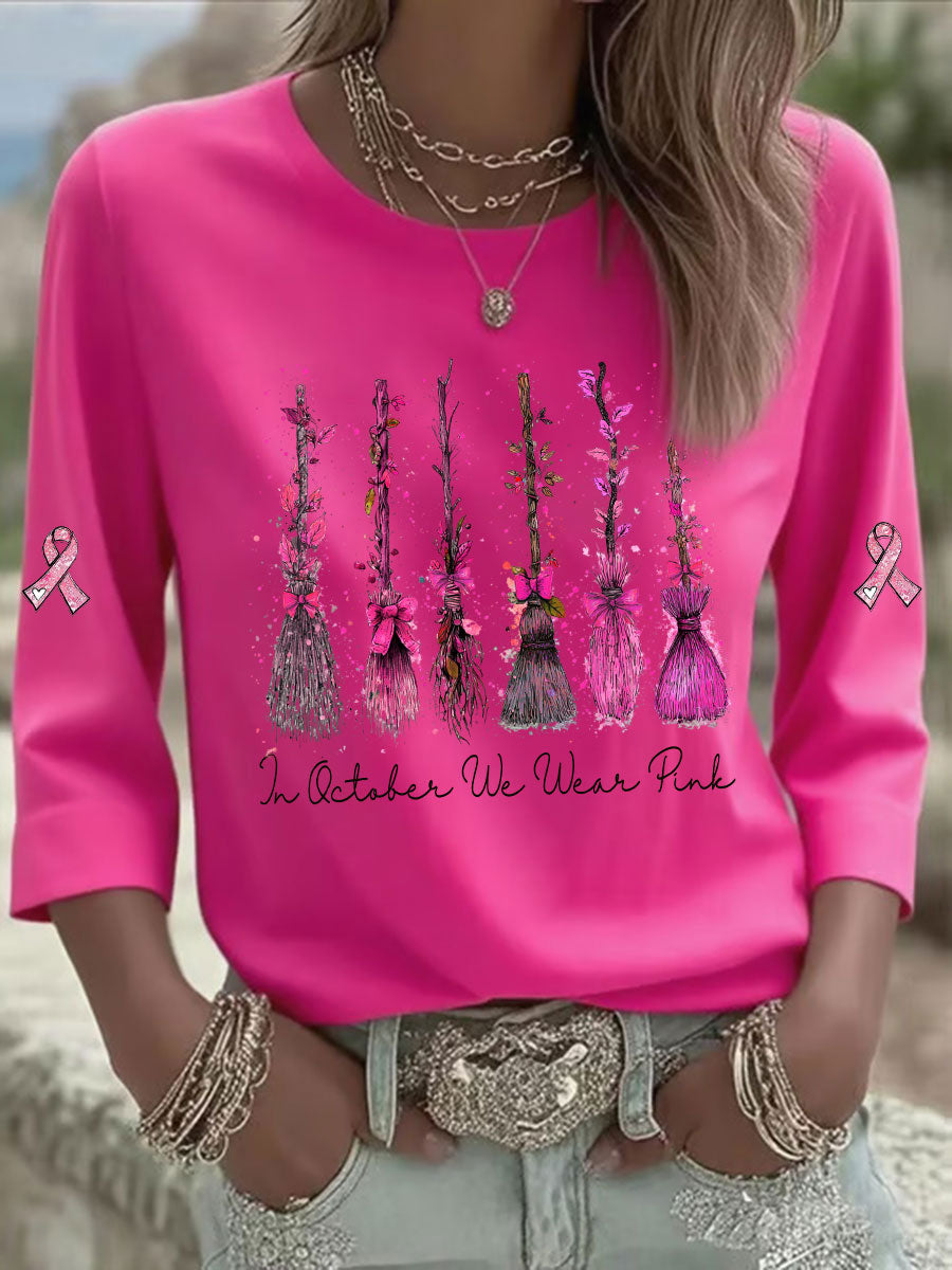 Frauen im Oktober tragen wir rosa bedrucktes lässiges T-Shirt