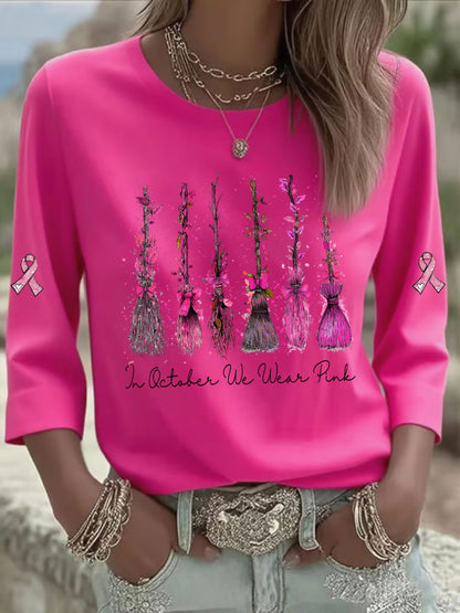 Frauen im Oktober tragen wir rosa bedrucktes lässiges T-Shirt