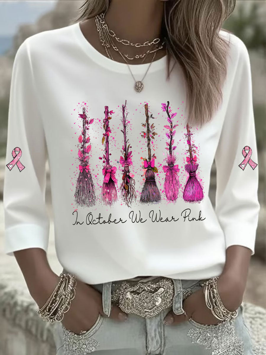 Frauen im Oktober tragen wir rosa bedrucktes lässiges T-Shirt