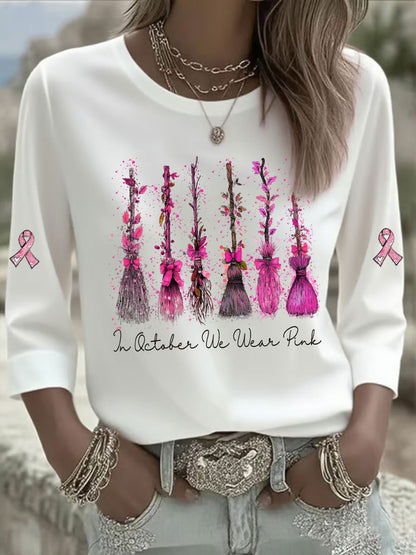 Frauen im Oktober tragen wir rosa bedrucktes lässiges T-Shirt