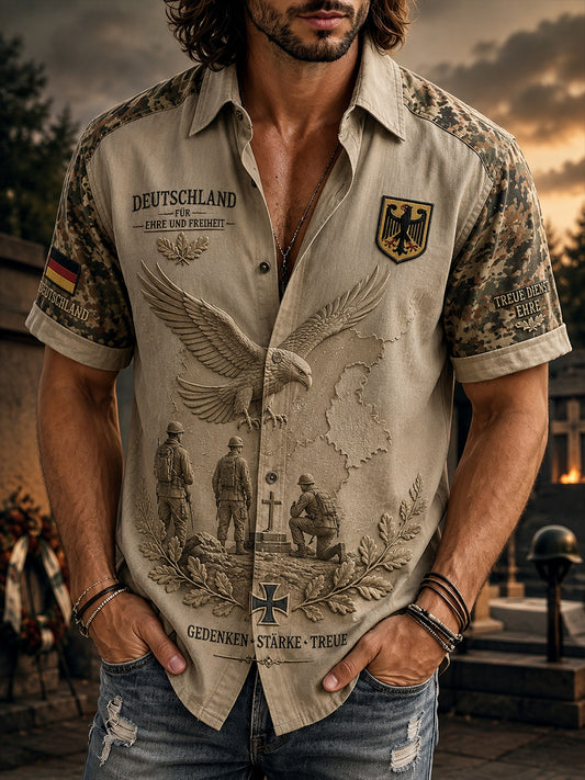 Kurzärmliges Herren hemd mit Vintage-Tarnung und militärisch inspirierten Drucken